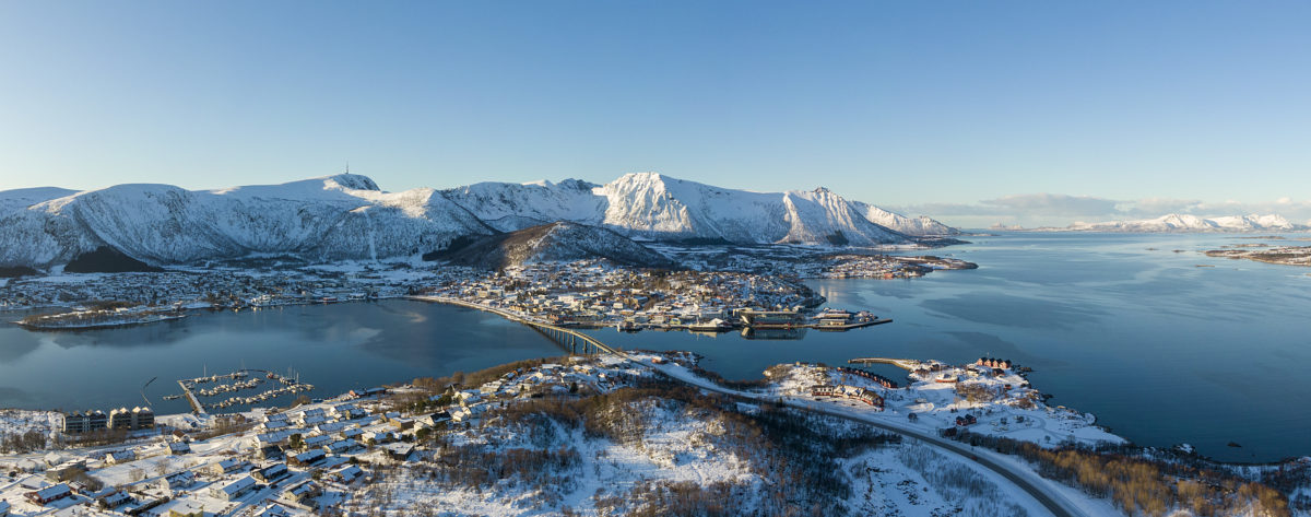 Panoramabilde av Stokmarknes i vinterdrakt.
